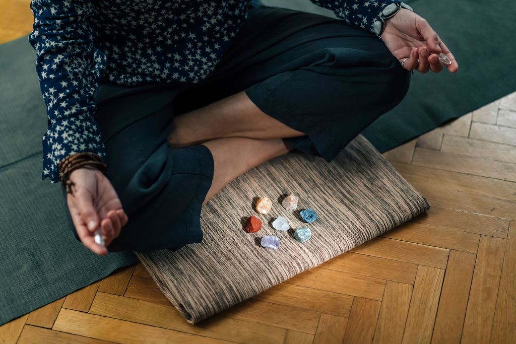 Welche Zeichen und Symptome sind mit den Chakren verbunden?