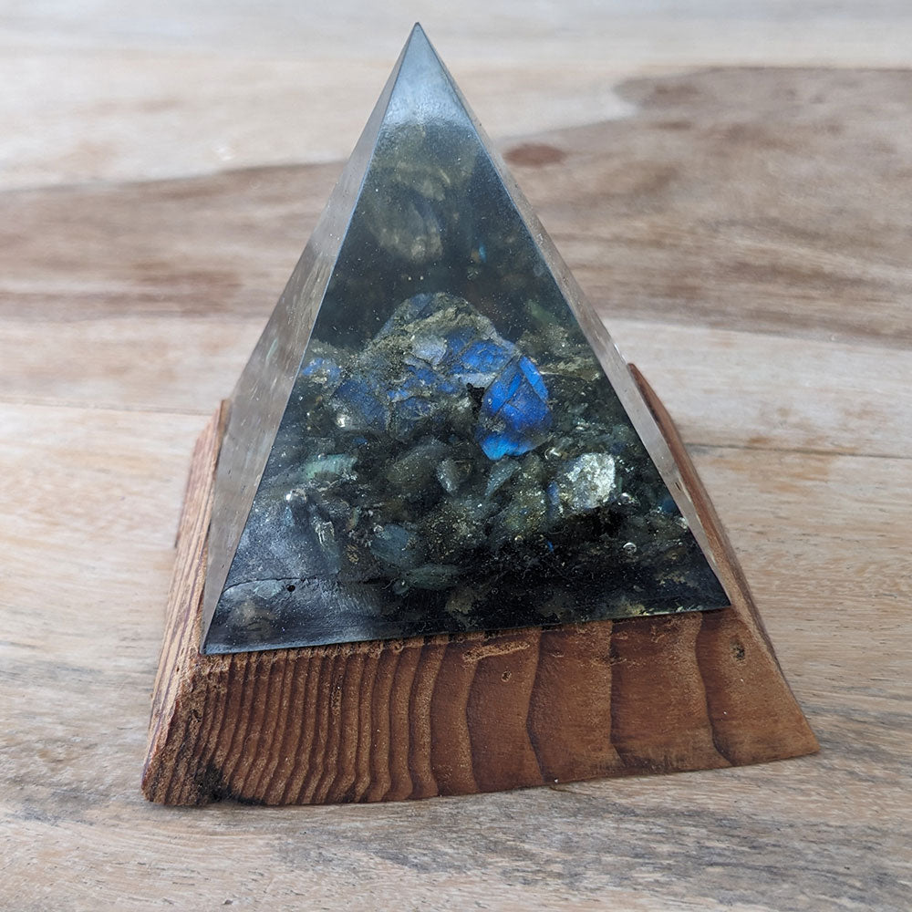 Labradorit mit Eisenerz