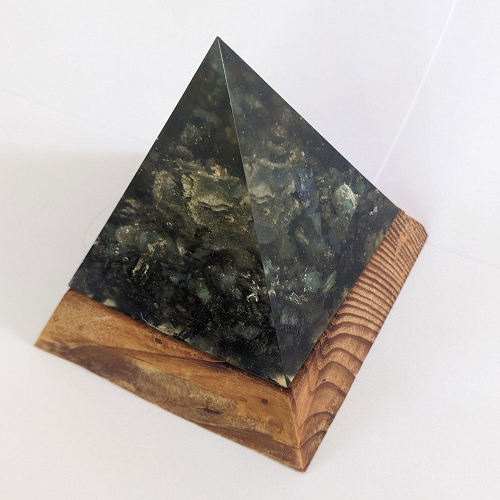 Labradorit mit Eisenerz