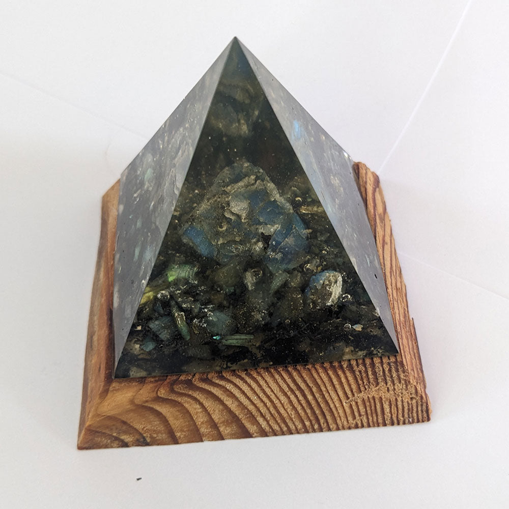 Labradorit mit Eisenerz