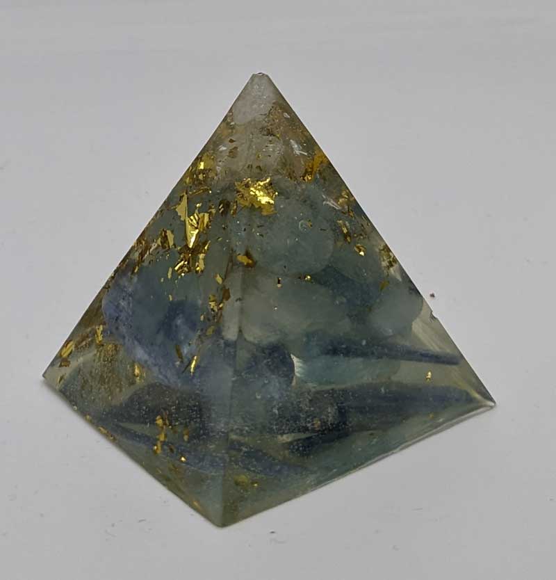 Kyanit - Calcit Pyramide