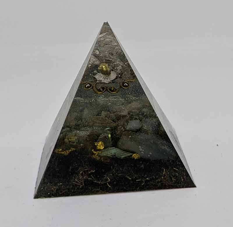 Labradorit Pyramide